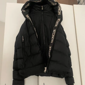 Moncler herr stl 3 - Moncler jacka herr Stl 3 Sparsamt använd endast 6 mån  