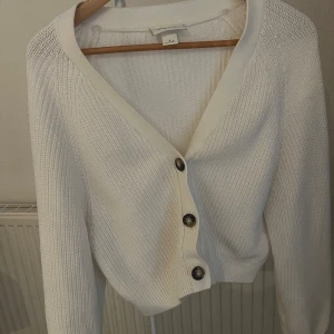 Stickad kofys - Kofta från Gina Tricot. Nyskick, storlek S