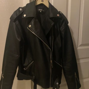 Skinnjacka - Säljer denna ifrån nelly