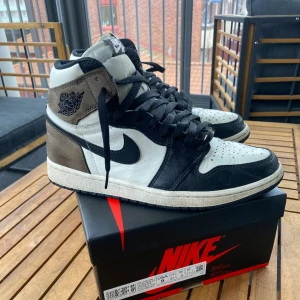 Jordan Dark Mocha high  - Jordan Dark Mocha high  size 42.5  Använda några gånger se bilder Kom med bud Mvh Robin 👍🏻