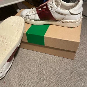 Valentino open - Ett par väldigt sällsynta valentino Open i storlek 43, perfekt till sommaren, sick 6-7/10 de limeterade med dom är den röd/ glittriga färgen 