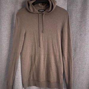 J Lindeberg Hoodie  - En tunnare huvtröja från J Lindeberg med ett nypris på 1300kr ❗️Tröjan har används och har några dekaler som inte syns eller påverkars när man har på sig den 😀 materialet är i light merino ull❗️💨 