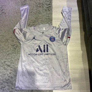 Psg fotboll tröja  - Äkta psg tröja med tags den är helt ny och inte använd finns absolut noll skador på den oxå.  PRIS KAN DISKUTERAS 