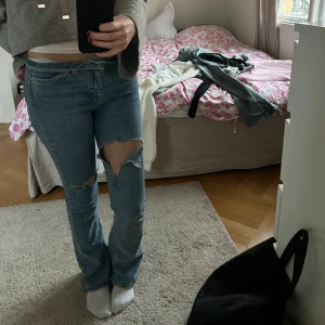 Jeans - Mid waist jeans från gina! Har klippt hålen själv och dom har haft ett hål där bak men det är lagat, skriv privat för fler bilder💕