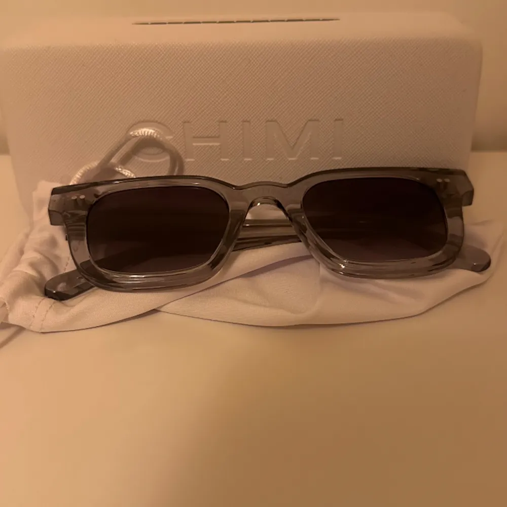 Chimi solglasögon, modell 04 Grey. Sparsamt använda, ca 5 gånger. Orginal fodral, påse och putsduk finns och sälja med.. Accessoarer.