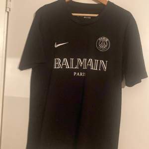 Säljer nu denna asfeta psg x balmain T-shirten. Den är i storlek M. Tröjan är i väldigt fint skick och är sparsamt använd. 