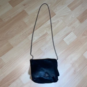 Klänning  - Fin liten svart väska i någon läder material!