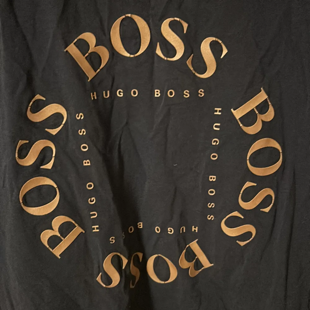 Tja, säljer denna feta Hugo boss t-shirt eftersom att den inte kommer till användning. Tröjan är använd och det syns framförallt på trycket på framsidan. Den är i storlek S men jag är 192 cm och har L i vanliga fall och den passar mig bra.. T-shirts.