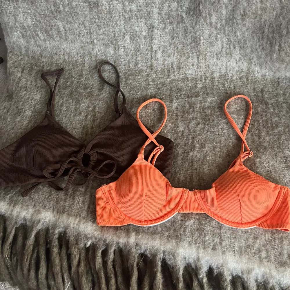 En orange och en brun bikinitopp som aldrig är använda. Paketpris för båda: 100kr 🤎🧡. Övrigt.