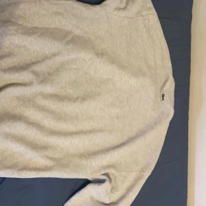 Lacoste sweatshirt - Det är en Lacoste sweatshirt size L. Har digitalt kvitto kvar eftersom jag köpte den online från lacoste hemsidan och taggs som kom med