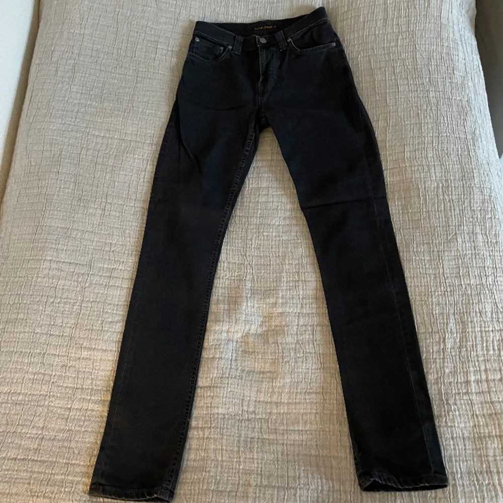 Mörkgråa Nudie Jeans, sparsamt använda. Storlek 26/32 💕. Jeans & Byxor.