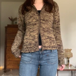 Brun kofta - Melerad zip up-kofta med dragkedja som kan öppnas från båda hållen, från märket Exabel! 💕