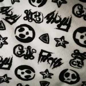 Dödskalle zip up!  - Jättecool zip up med dödskallar och andra symboler på, använd endast ett fåtal gånger. Den är i storlek 160 men passar mig med xxs-s. Skriv för mer info💕