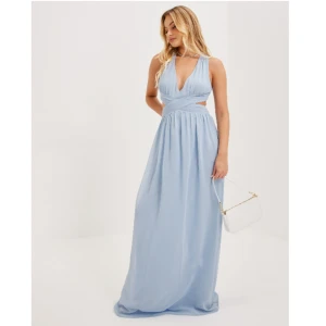 Balklänning - Jättefin balklänning från Nelly som endast är använd en gång. Klänningen är i storlek 38💗