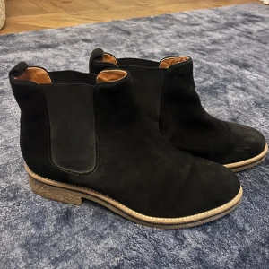 Boots - Snygga svarta boots/kängor med en lite klack. I riktig mocka😍helt oanvända! Från märket WERA Stockholm. Storlek 38 men stor i storleken, så passar även mig som har 39. Så fina till långa byxor men också till kjol😍