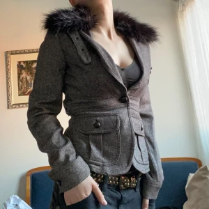 MNG jacka  - Snygg grå vårjacka i märket MNG, jackan är helt i nyskick och nypris är ca 1600