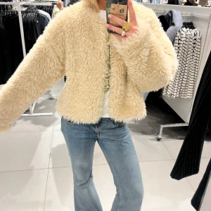 Pälsjacka  - Säljer min snygga pälsjacka då jag har två stycken. Använt 2 ggr och köptes nyligen. Skriv till mig för frågor och bud. Frakt ingår ej!❤️är i stl XL men är inte så stor i stl utan som s/m