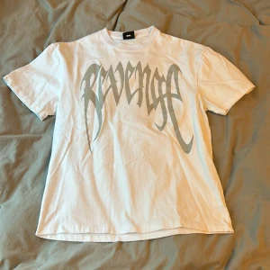 REVENGE TEE - Jävlugt bra skick, använd en gång då den är alldeles för liten. 