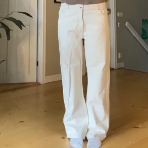 Djerf Avenue straight jeans  - Säljer mina straight jeans från Djerf Avenue då de tyvärr har blivit lite stora. Nypris är 1500kr (~150 dollar). De är storlek 32 (L-XL beroende på önskad passform). 