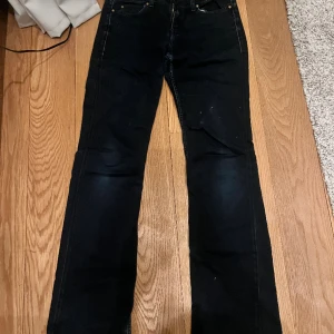 Jeans - Vanliga mörkblåa lågmidjade jeans! Sitter jätteskönt