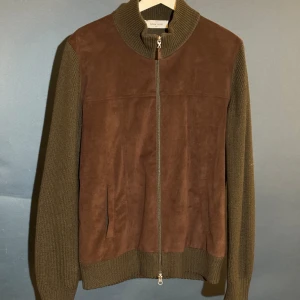 Gran Sasso cardigan   - Stickad cardigan med mocka.   Inköpt på Ströms. Kvitto finns ej. Nypris ca 3500 kr.   Köparen står för fraktkostnaden.   Kan mötas upp i centrala Stockholm.   Allt på min sida är äkta.