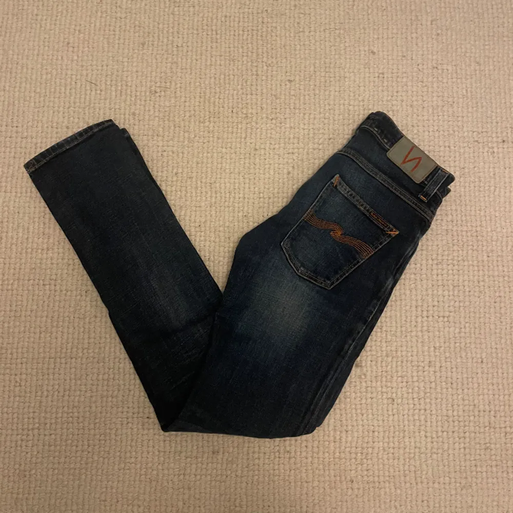 Hej! Säljer nu dessa super snygga nudie jeans. Toppskick! Inga defekter. Modellen heter grim Tim . Jeans & Byxor.