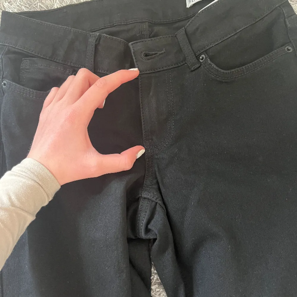 Säljer nu dessa skitsnygga Lågmidjade jeansen från Vero Moda som endast är använda en gång då jag har ett par som ser nästan likadana ut!  Sitter jättebra på mig som är 168🥰 Nypris: 549kr. Jeans & Byxor.