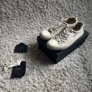 Intresse koll på ett par feta saint Laurent skor i storleken 43 | skick 8/10 | box ingår och allt og | hör av er vid funderingar! 😀