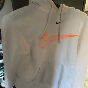  Nike mjukisset i vitt storlek M Säljer pga att jag rensar garderob. Stilrent snyggt mjukisset. 