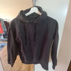 Hoodie - Svart hoodie i storlek XS. Köptes för länge sedan på lager 157. Den är i fint skick🌸  Vid intresse, skriv privat! Jag kan posta vart som och mötas upp i Borås/Kinna! 