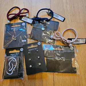 Oöppnade och oanvända smycken - Oöppnade och oanvända smycken från Ur & Penn! De har tyvärr inte kommit till användning 💞 Säljs som ett pack, värde 235 kr.  - 1 halsband - 1 silverfärgat armband - 1 guldfärgat armband  - 3 par örhängen - 3 ear cuffs - 3 hårsnoddar 