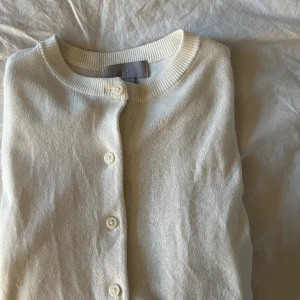 Basic kofta - Basic vit kofta, skönt matrieal aldrig använd. 🤍