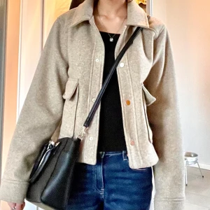 Zara kappa  - Väldigt fint skick storlek S. Perfekt till våren och så snygg beige färg på kappan 