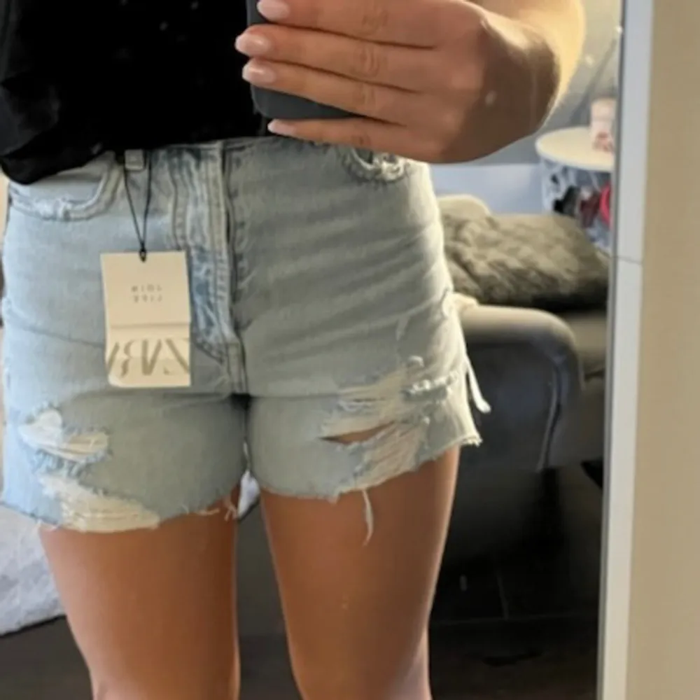 Så snygga jeansshorts från Zara🙌🏼 Aldrig använda, med lappen kvar💓💓. Shorts.
