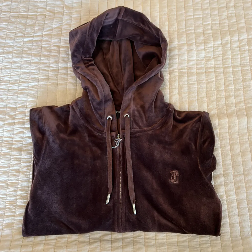 Säljer min bruna Juicy Couture hoodie då den inte längre kommer till användning.  (Bild 3. En söm sticker ut något, dock inget som syns vid användning).  Säljer även byxorna (storlek S). Hör av dig om du vill köpa båda två!    Ordinarie pris: 1300kr . Tröjor & Koftor.