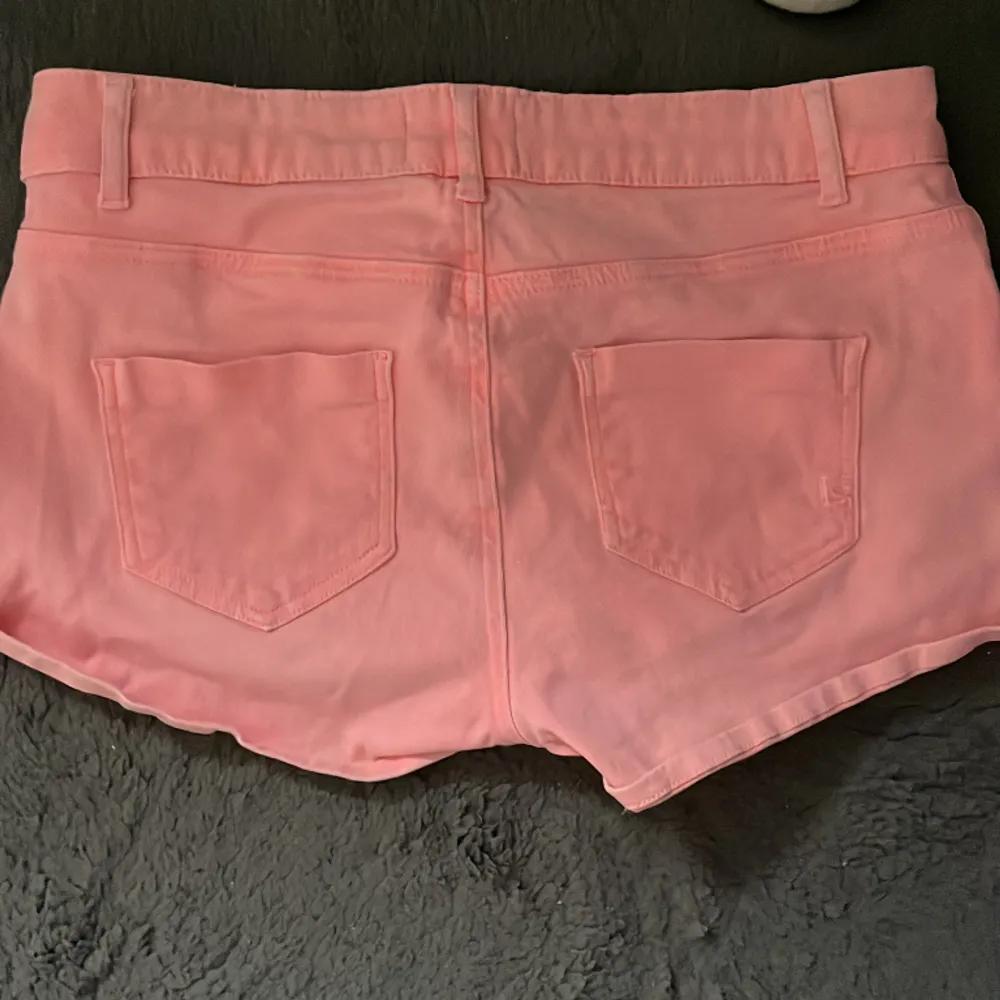 Säljer min låga rosa shorts för att dom inte kommit till användning . Shorts.