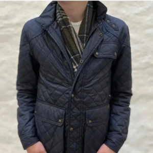 Ralph Lauren vårjacka  - Tjena, säljer nu min Ralph lauren jacka som är i ny skick Nypris på jackan ligger på runt 3000  Kontakta för mer frågor 