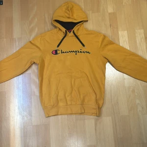 Gul Champion Hoodie - Storlek M, Bra skick