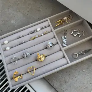 Skrinet säljes, smyckena medföljer ej! 89kr/st frakt 58kr spårbar. 💌 Instagram - Vikiicom