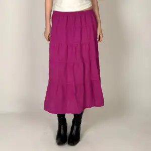 Superfin hippie kjol, perfekt till sommarn! Midjemått: 70-90cm (strech) Längd: 74cm. Jag på bilden har strl 38 på underdelar och är 170cm, klicka på köp nu <3