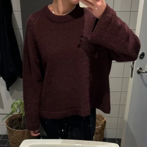 Stickad tröja  - Den populära tröjan från Gina Tricot i vinröd❤️premium quality, jätte bra skick men använder inte längre 