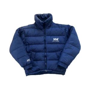 Vändbar boxy vintage Helly Hansen puffer jacka  - Använt vintage skick, lite solblekt och finns nå små fläckar. Storlek xs på lappen men sitter större. Uppskattad som en boxy herr medium.