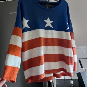 Stickad långärmad tröja  - Använd men är i god skick.Passar både M och jag en L i storlek 