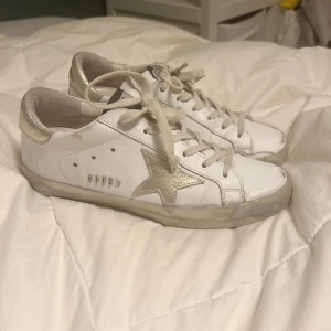 Golden goose skor - Svin snygga trediga skor från golden goose, i storlek 38 perfekt nu till våren🙌🏼🙌🏼