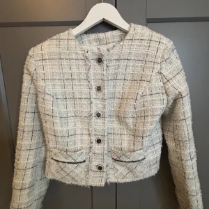 Vit typ kofta  - Vit typ kofta från GUESS, Storlek S och är slim fit, Säljer för 1000 men köpte för 1599 kr