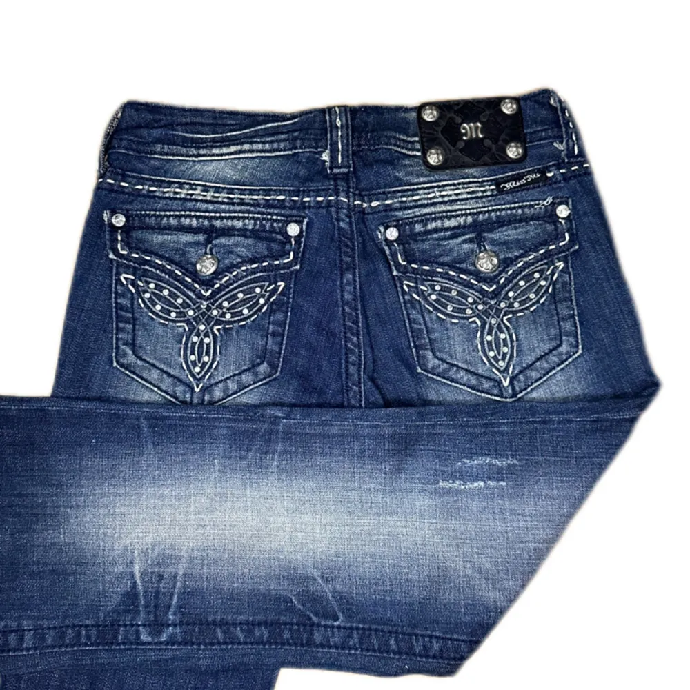 Miss Me jeans i modellen ”JW5305B3/boot” midjemåttet rakt över är 38cm. Ytterbenet 106cm och innerbenet 84cm. Jeansen är som nya. Kontakta vid intresse!. Jeans & Byxor.