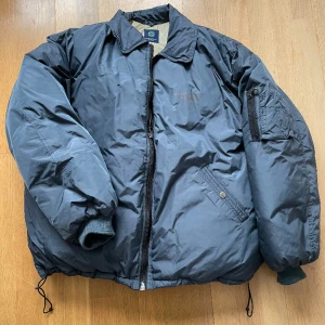 Boomerang  - Hej! Säljer en dunder jacka från boomerang. Perfekt till vinter dagarna och i skidbacken. Baggy och najs. Finns i Stockholm och kan skickas! 