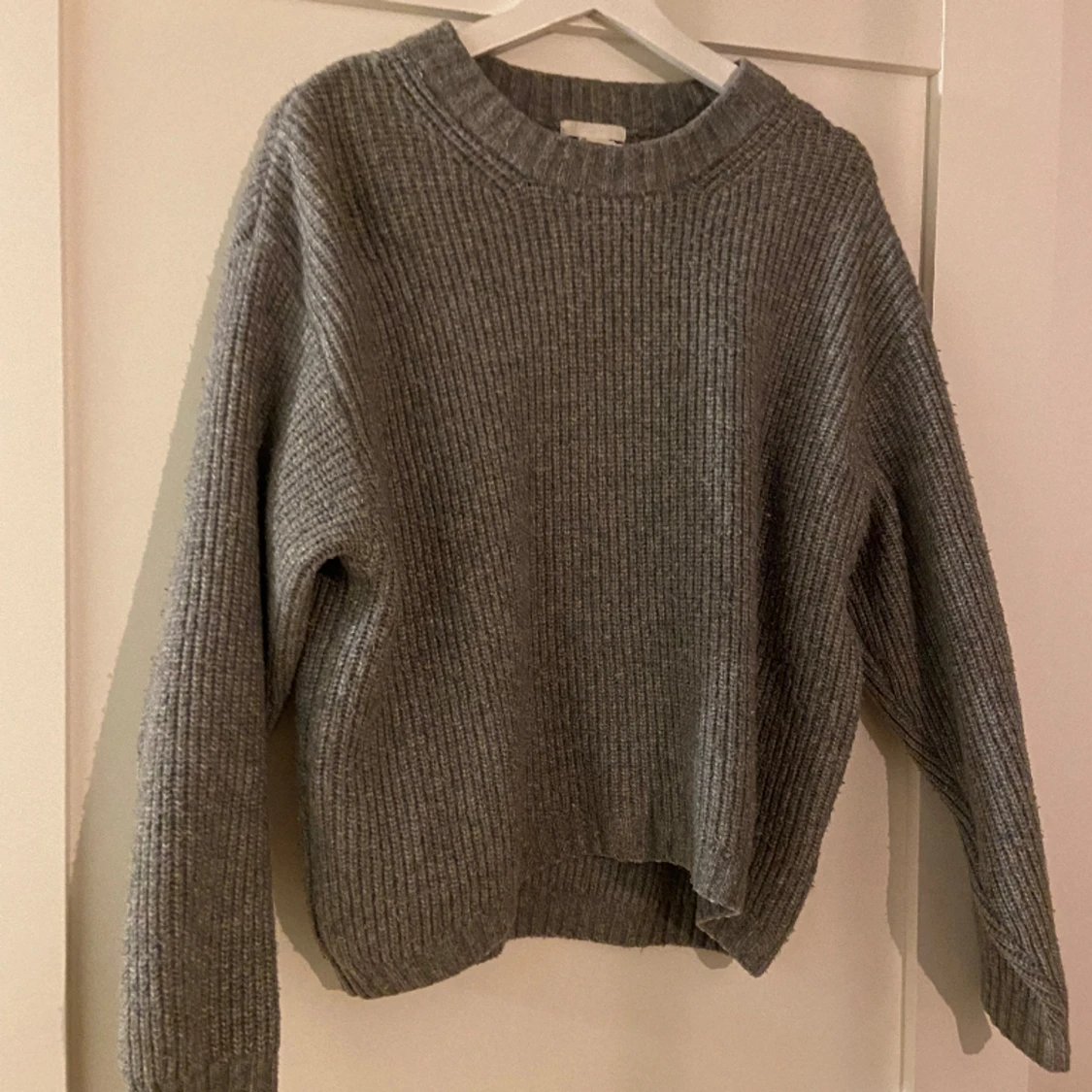Grå stickad tröja S