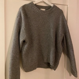 Grå stickad tröja S  - Väl använd 