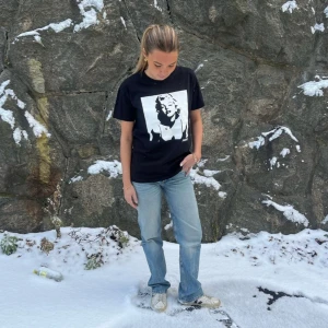 D’AMORE - MONROE BLACK - Svart T-Shirt med stirlent tryck! Finns tillgänglig i storlekarna S, M & L.